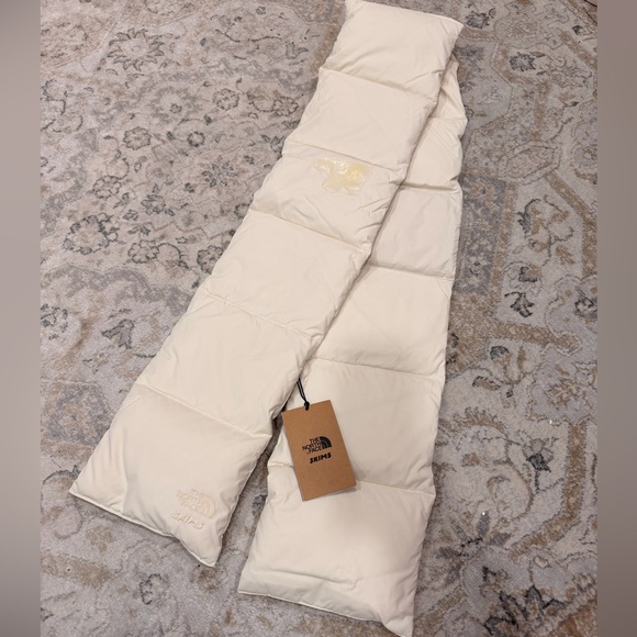 THE NORTH FACE X SKIMS Nuptse Scarf In Bone (slight flaw) - Picture 6 of 13